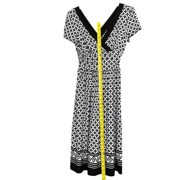 Women's Dress Barn Geometric Black & White V-Neck Midi Dress - Size Small - Picture 5 of 8